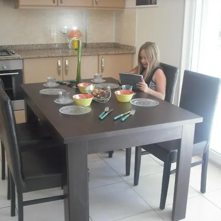 Mirage G 1 - Beautiful 2 Bedroomed Ground Floor Apartment Of Approx 1000 Sq Ft アパート *
